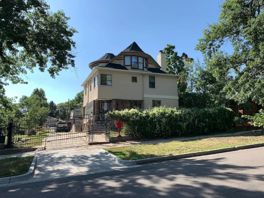 1906 Jewel-Entire 3rd Floor-Privacy, Charm & Views - Image 1