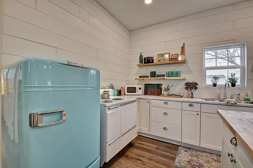 Romantic Cottage *Hot Tub* Downtown Indy! - Image 1
