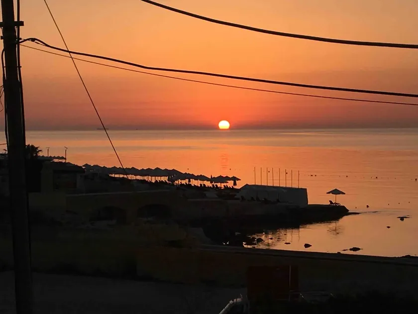 Stunning Seaview - Perfectly Located 2 Bedroom Apt - Image 1