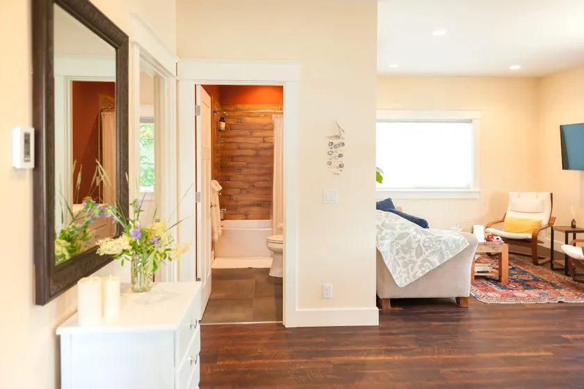Thoughtfully designed guest house in town - Image 1