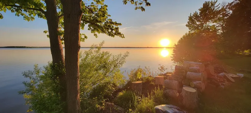 Cozy sunset lake cabin. - Image 1