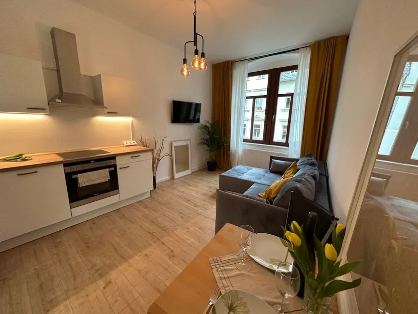 Wonderful living with pond view - Image 1