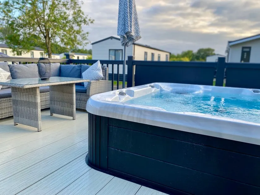Burford, Hot Tub Lodge - Image 1