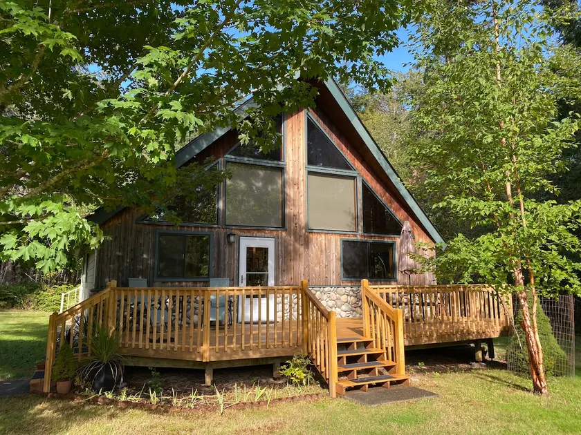 Forested Island Chalet, Gourmet Kitchen, 2 bd/1 ba - Image 1