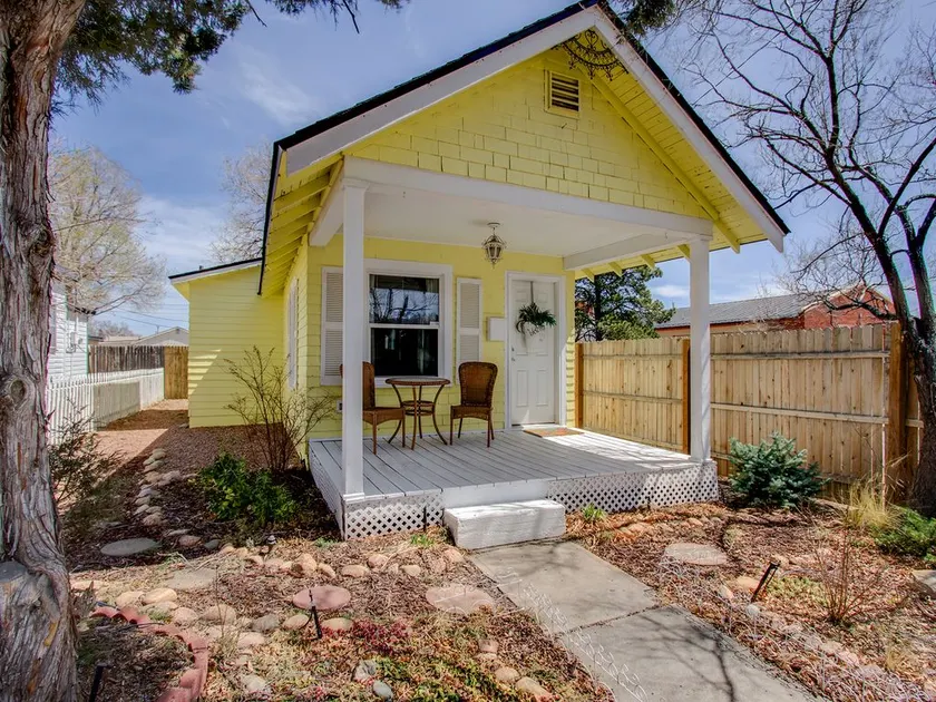 Pet-friendly downtown cottage with hot tub - Image 1