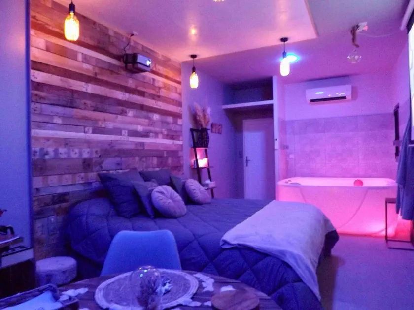 The Pool-House Side Suite – Charming Suite - Image 1