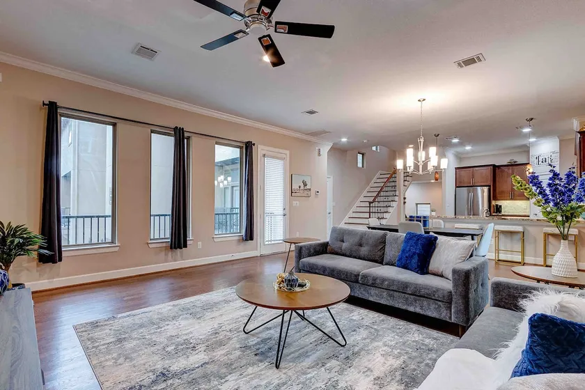 Contemporary 3 BR in downtown - Image 1