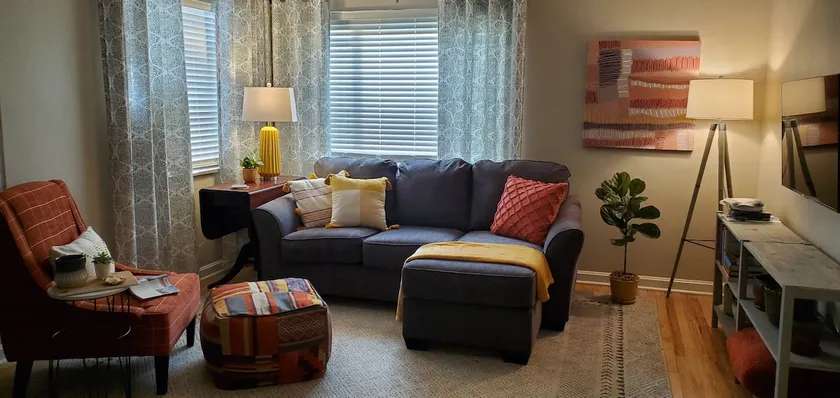 Mid-Century Artful Apt 1Bdrm 2nd Floor - Image 1