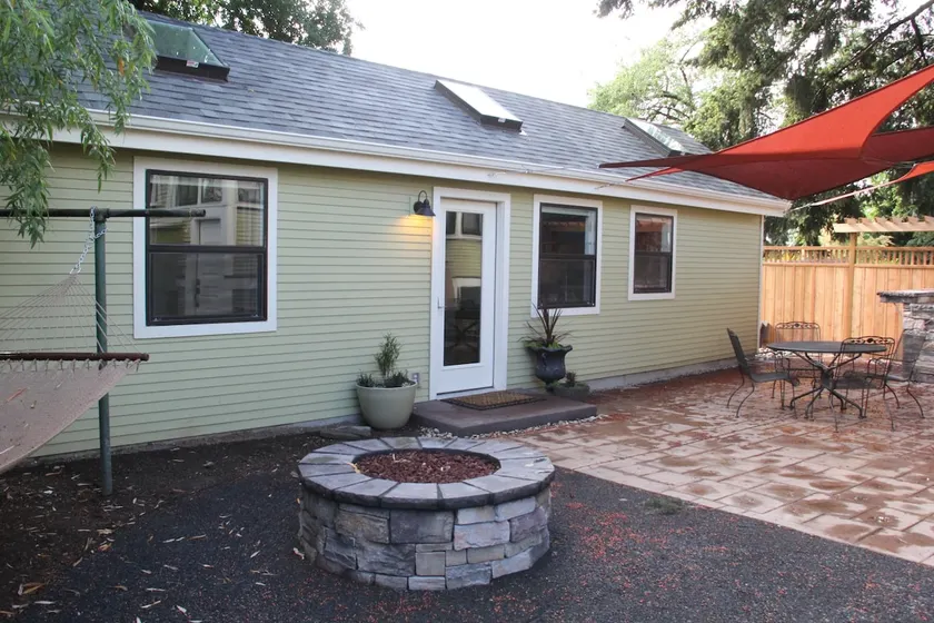 Alberta Guest House - Image 1