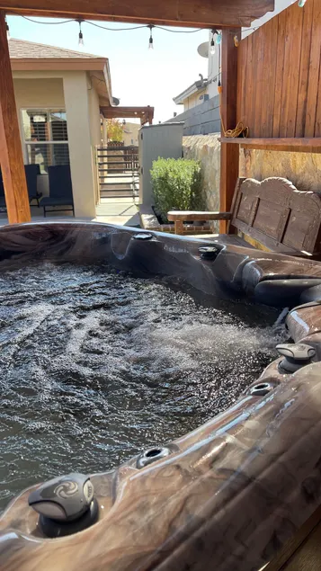 Desert Getaway with Jacuzzi - Image 1
