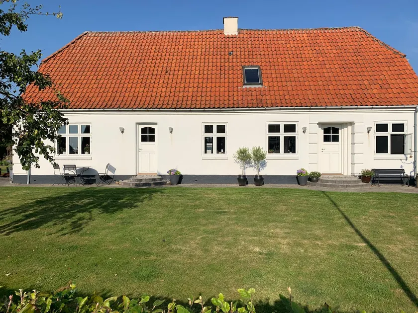 Bright and friendly apartment in quiet surroundings. - Image 1