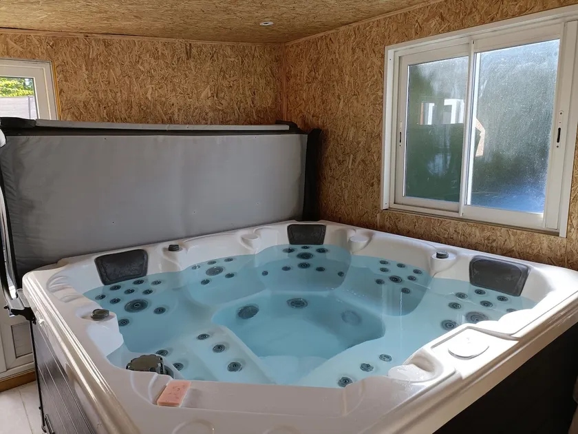 Jacuzzi, sauna included, air-conditioned city accommodation - Image 1