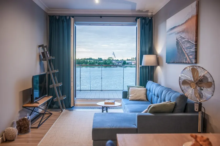 Apartment with a terrace overlooking the lake - Image 1