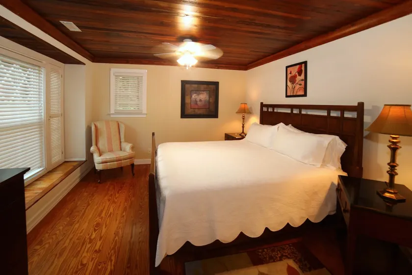 Carriage House, 2 Bedroom, 2 Bath, King bed, pool! - Image 1