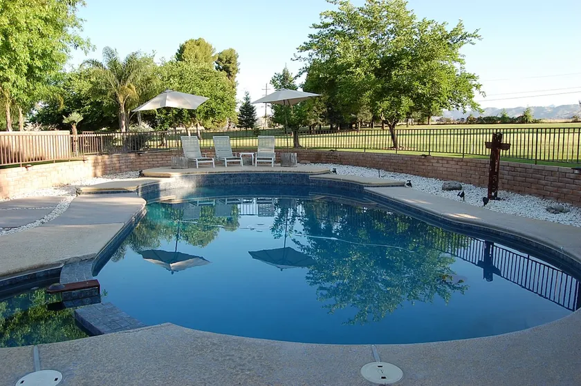 5 bedroom, 4 bath house, pool, game room and yard - Image 1