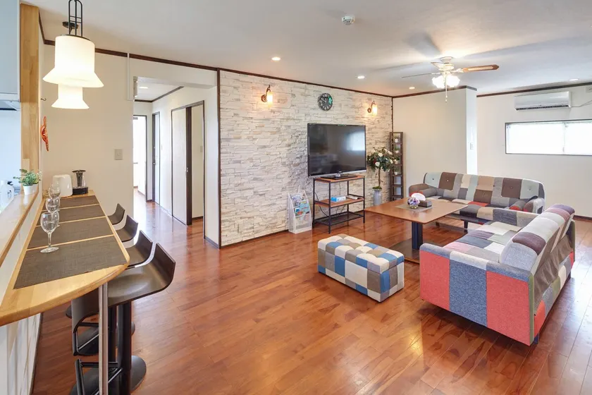 25-minute drive from Naha Airport! Spacious 101 ㎡ 3LDK | Accommodates up to 12 people & free parking for up to 2 cars - Image 1