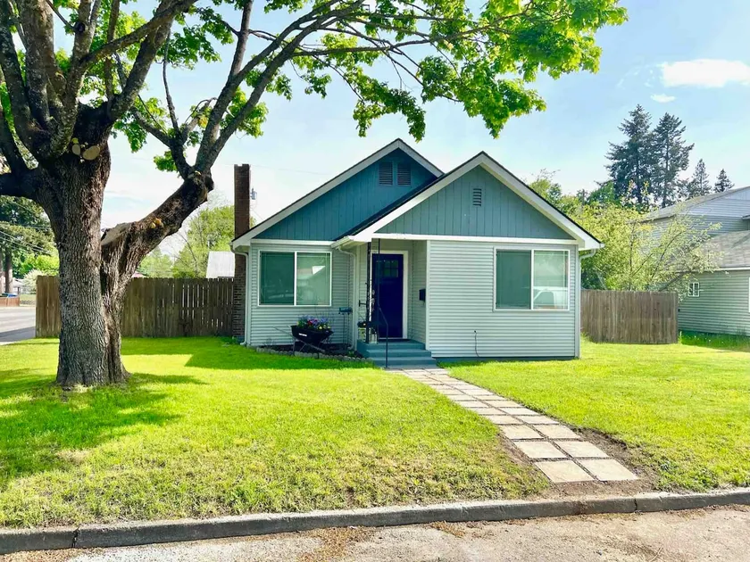 Cheerful 3 bedroom home with hot tub - Image 1