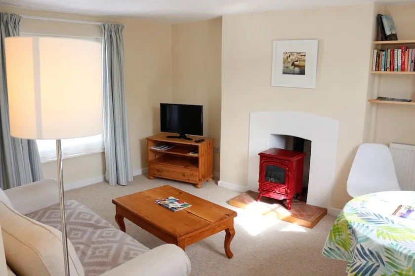 Peaceful flat with Harbour Village views - Image 1