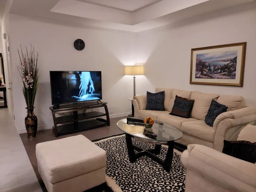 Deluxe 3 Bedrooms @ Hyde Park mall & Western Uni - Image 1