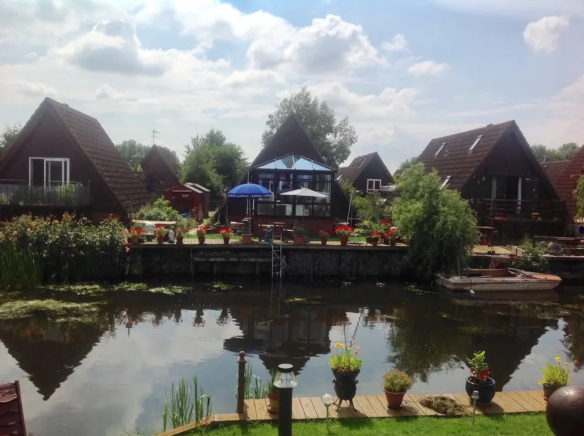 Delightful lodge on river marina, fully-furnished - Image 1