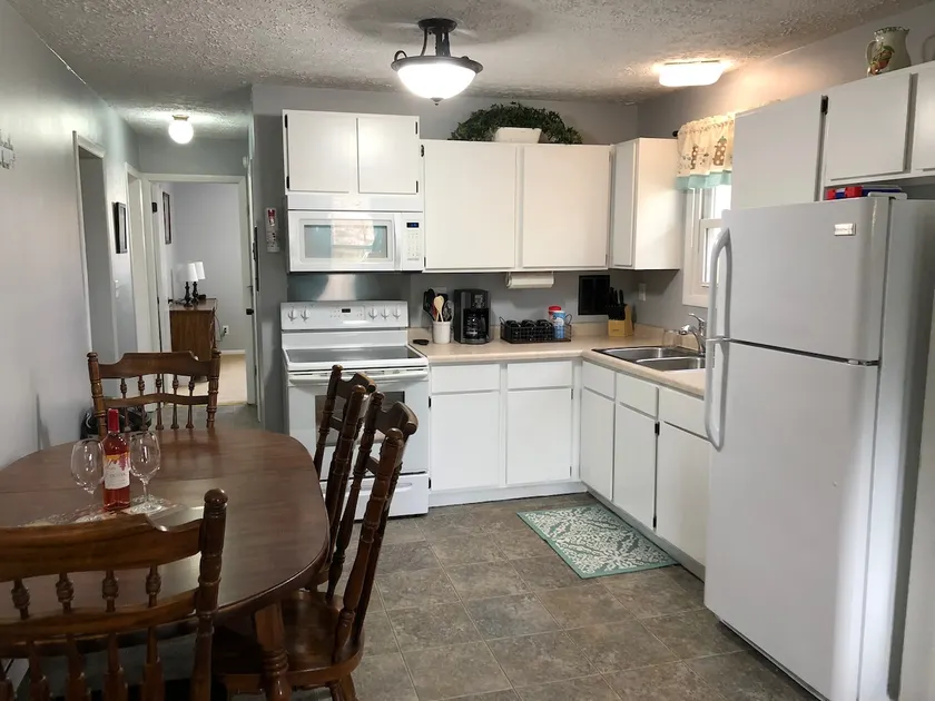 2 Bedroom 1 Bath Apt. in quiet cozy neighborhood - Image 1