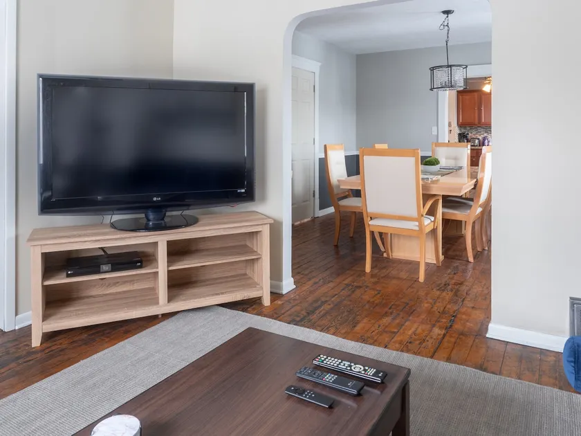 4BR Tremont Retreat | 5 Queens | 5 Min to Metro - Image 1