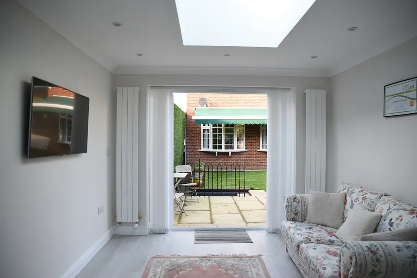 Chalfont St Peter garden guesthouse in quiet area - Image 1