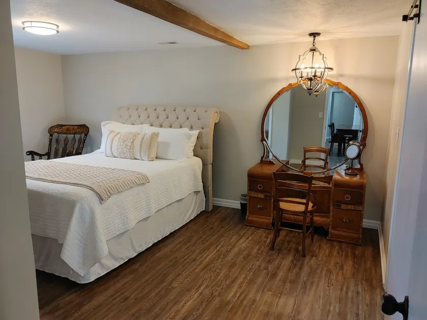 Havisham Bourbon Bar - Suite 18 - private, spacious, wine trail apartment - Image 1