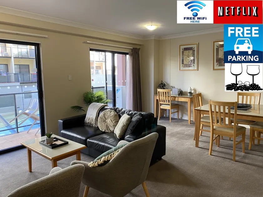 RIVERSIDE CITY VIEW PARKING NETFLIX WIFI WINE FREE - Image 1