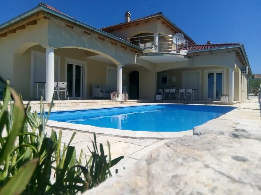 Remarkable villa in central Dalmatia - Image 1