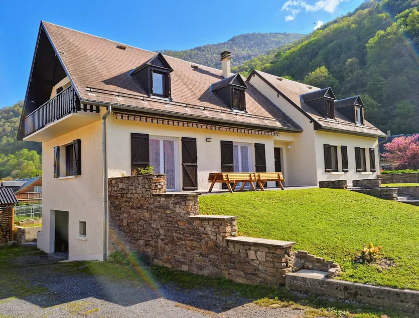 Large 300 m² villa with private garden - Image 1