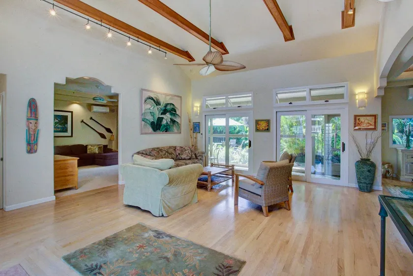 Large spacious home with A/C! Walk to Beach/Pool - Image 1