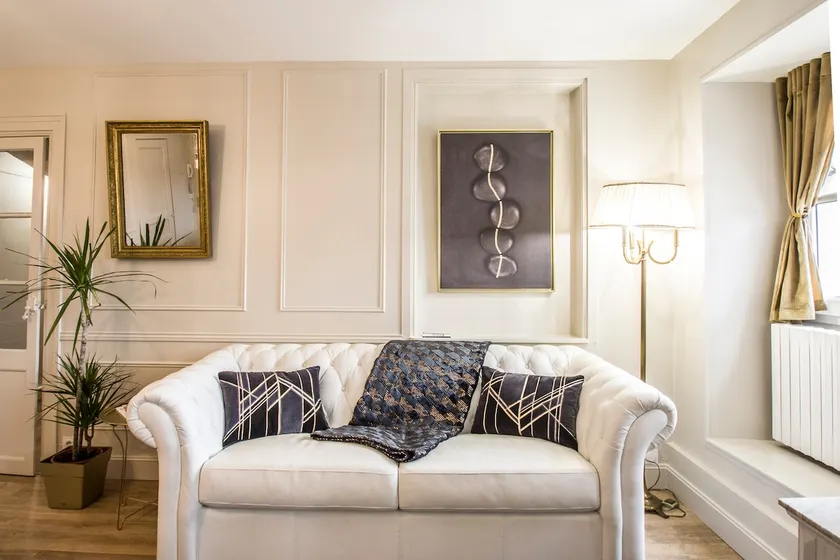 Pont Neuf – Renovated Art Deco 2-bedroom + 2 bathrooms - Image 1