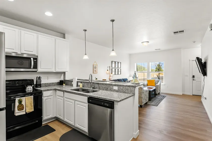 Gorgeous & Trendy Townhome Near The Village 89 - Image 1