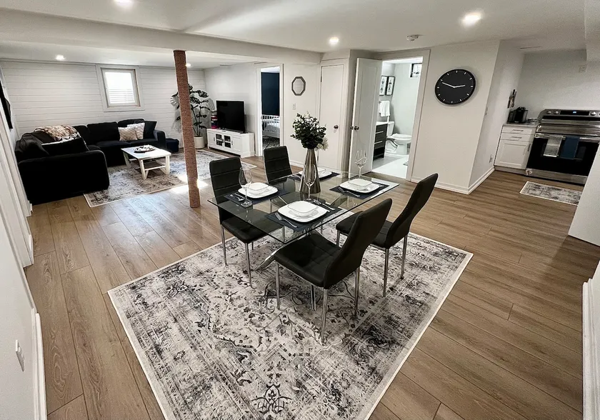 Spacious private suite, movie room & free parking! - Image 1