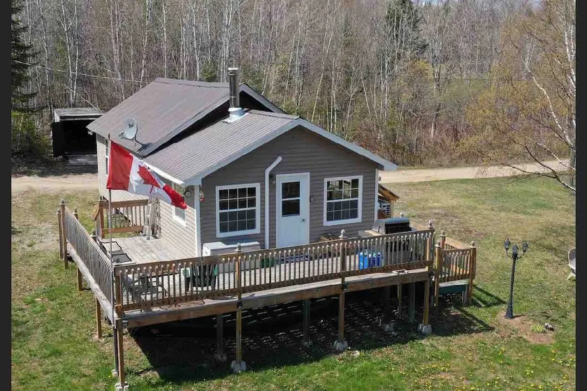 Cozy 2 Bedroom Waterfront Cabin - Image 1