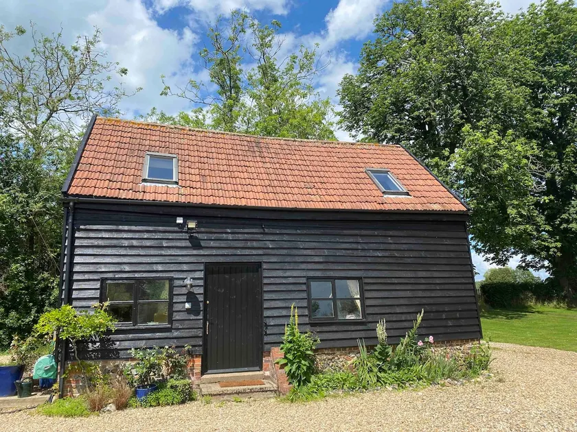 Gorgeous comfortable barn with huge private orchard in quiet Suffolk location - Image 1