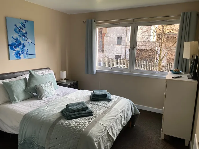 City Centre 2 bedroom apartment, secure parking. - Image 1