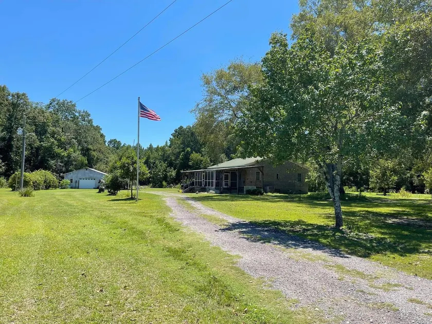 Beautiful brick home w/ large porch and 3 bedrooms - Image 1