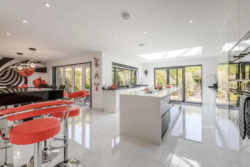 Luxury Modern Home 2 mins to beach+village - Image 1
