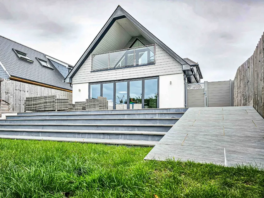 Stunning 5 Bed - Balcony, Garden and Sea Views - Image 1