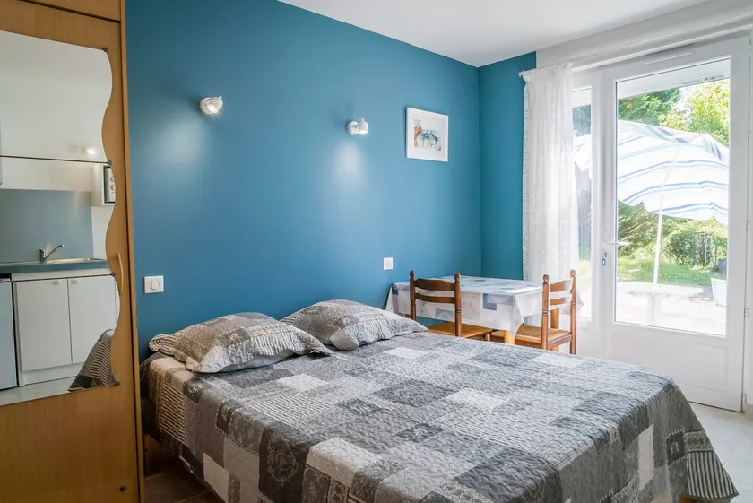 Quiet and natural studio, good location. - Image 1