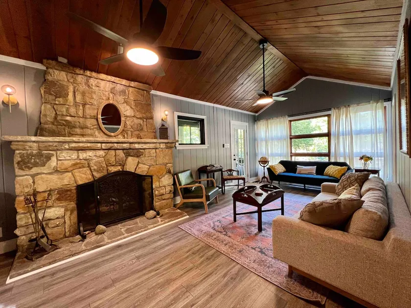 Nate's Cabin at Water's Edge - Image 1