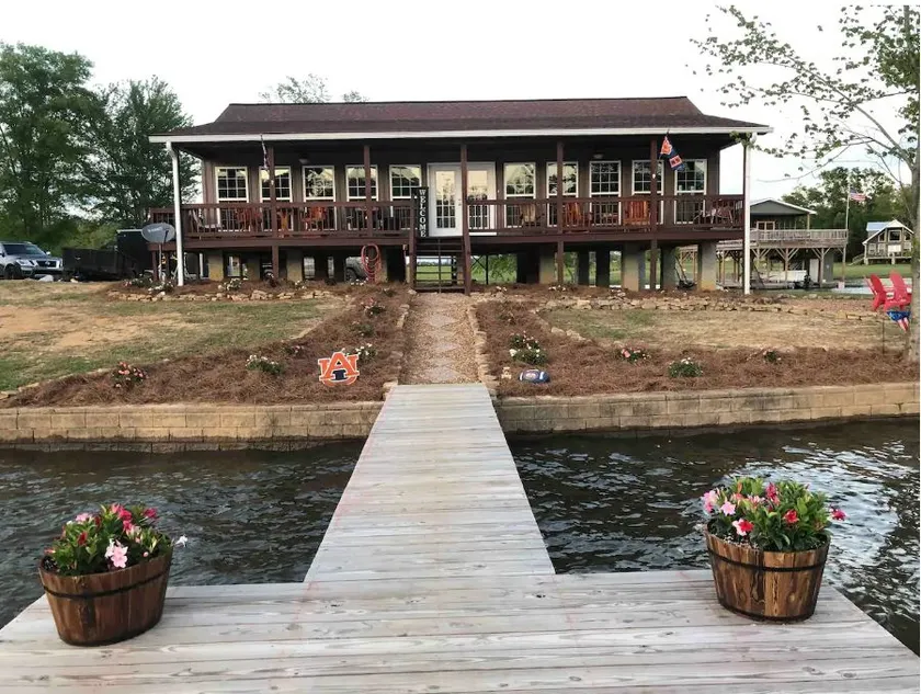 Waterfront house on Weiss Lake - Image 1
