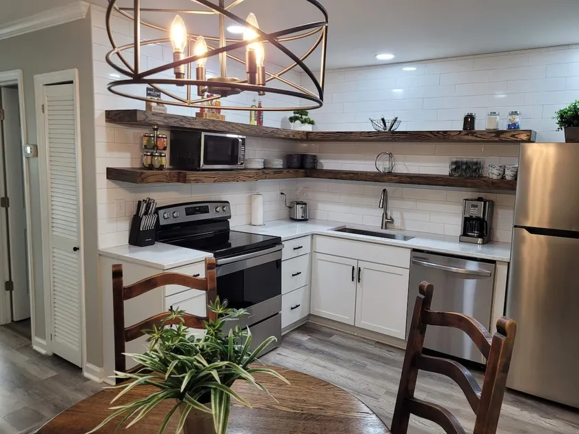 Chic, newly renovated townhome - Image 1