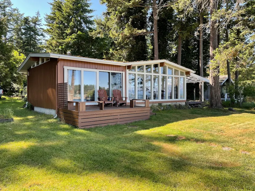 Waterfront Family Getaway on Mayne Island - Image 1
