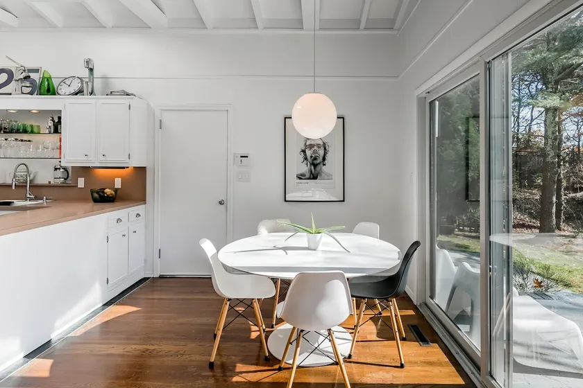 Artistic Southampton House sits on Beautiful acre - Image 1