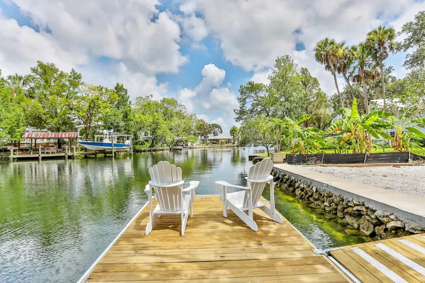 Stones Throw Riverhouse and Private Dock - Image 1