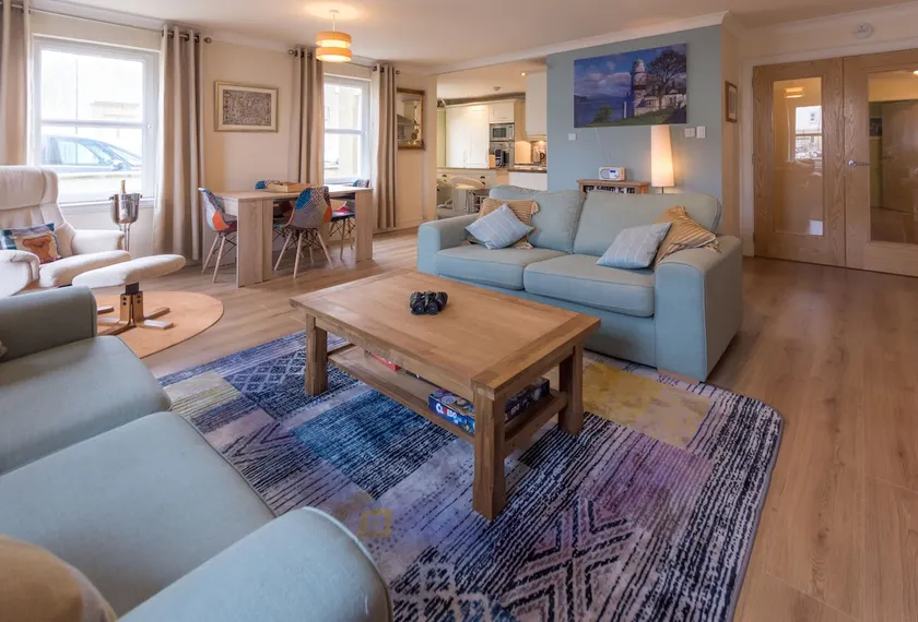 Marina View Apartment - Image 1