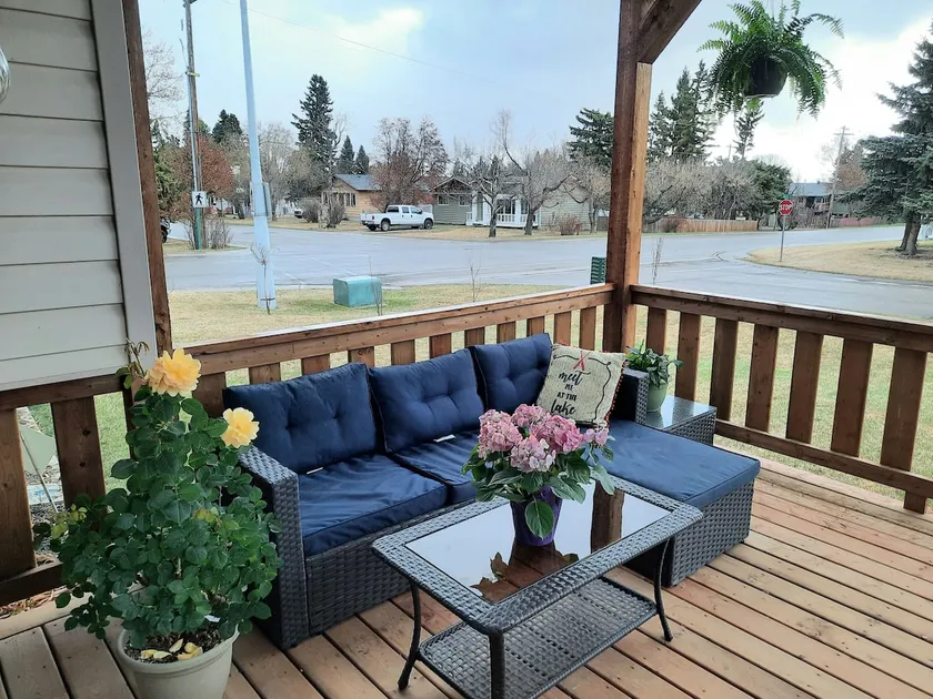 The porch place spacious suite with private entry - Image 1